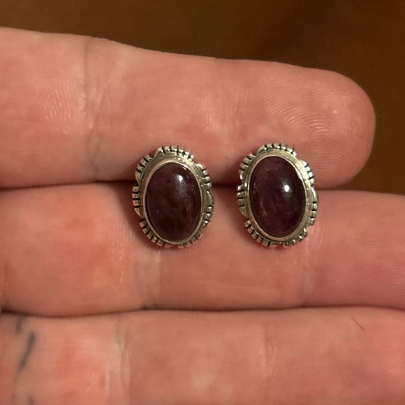 Sterling silver Native American purple spiny oyster signed post back earrings - Picture 1 of 9